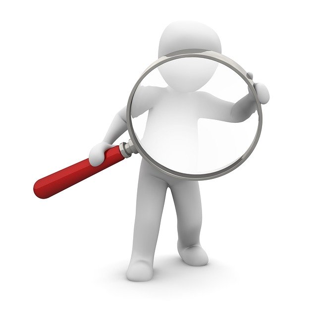 Bonhomme tout blanc avec une loupe