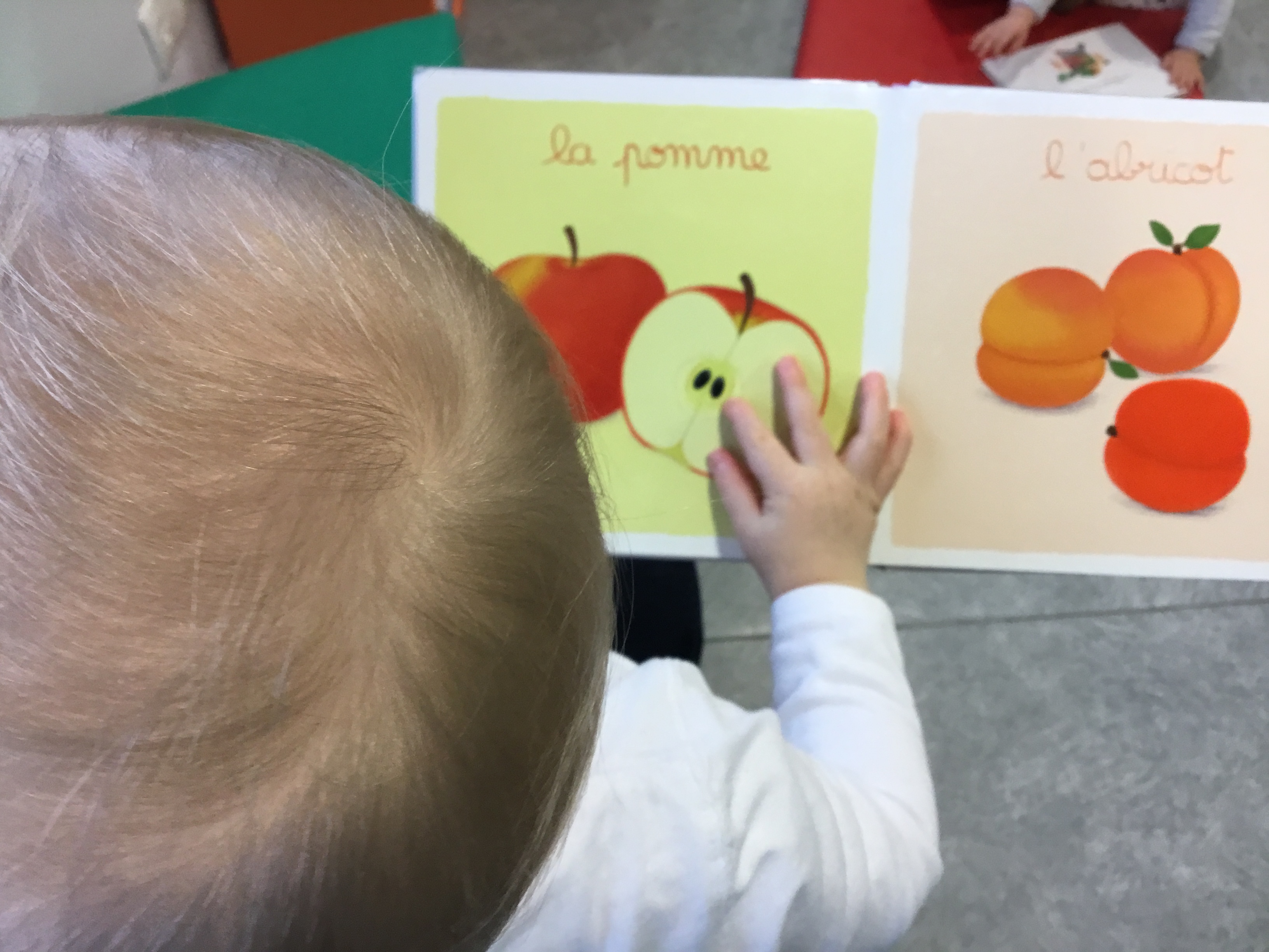 Bébé en train de lire