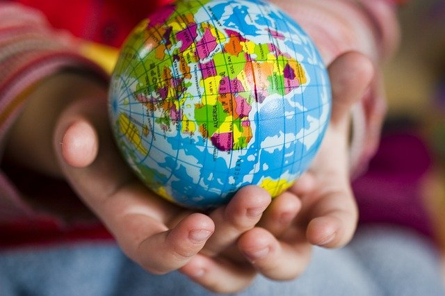 La Terre dans une main d'enfant