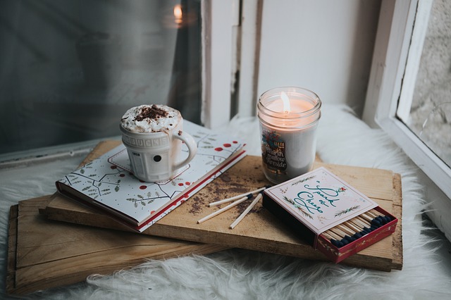Bougie, boisson chaude et livre